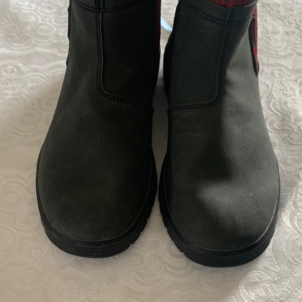 Hey Dude Kids Boots - Black and Red - Picture 14 of 14